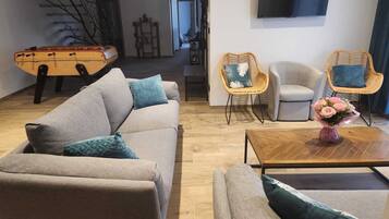 TV connectée, baby-foot, livres