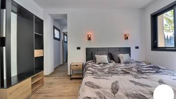 4 chambres, bureau, fer et planche Ă repasser, lit parapluie