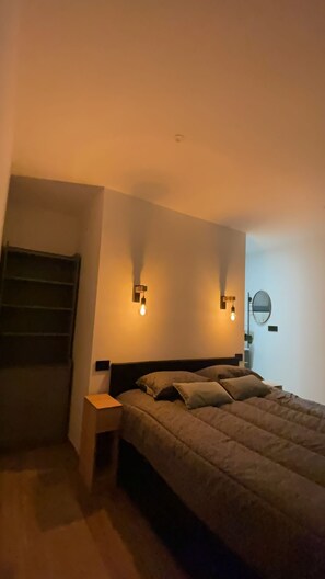 4 habitaciones, escritorio y tabla de planchar con plancha 