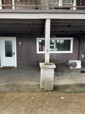 Outdoor dining - Garden House, Unit B (Hot Springs)