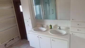 Douche, bidet, serviettes fournies, savon