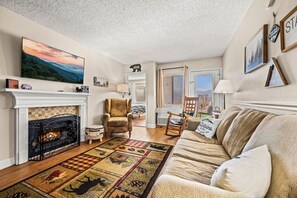 Televisión y chimenea 