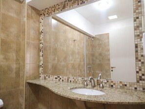 Deluxe Studio Suite | Bathroom | Shower, rainfall showerhead, free toiletries, hair dryer - Hotel GS (Salta)