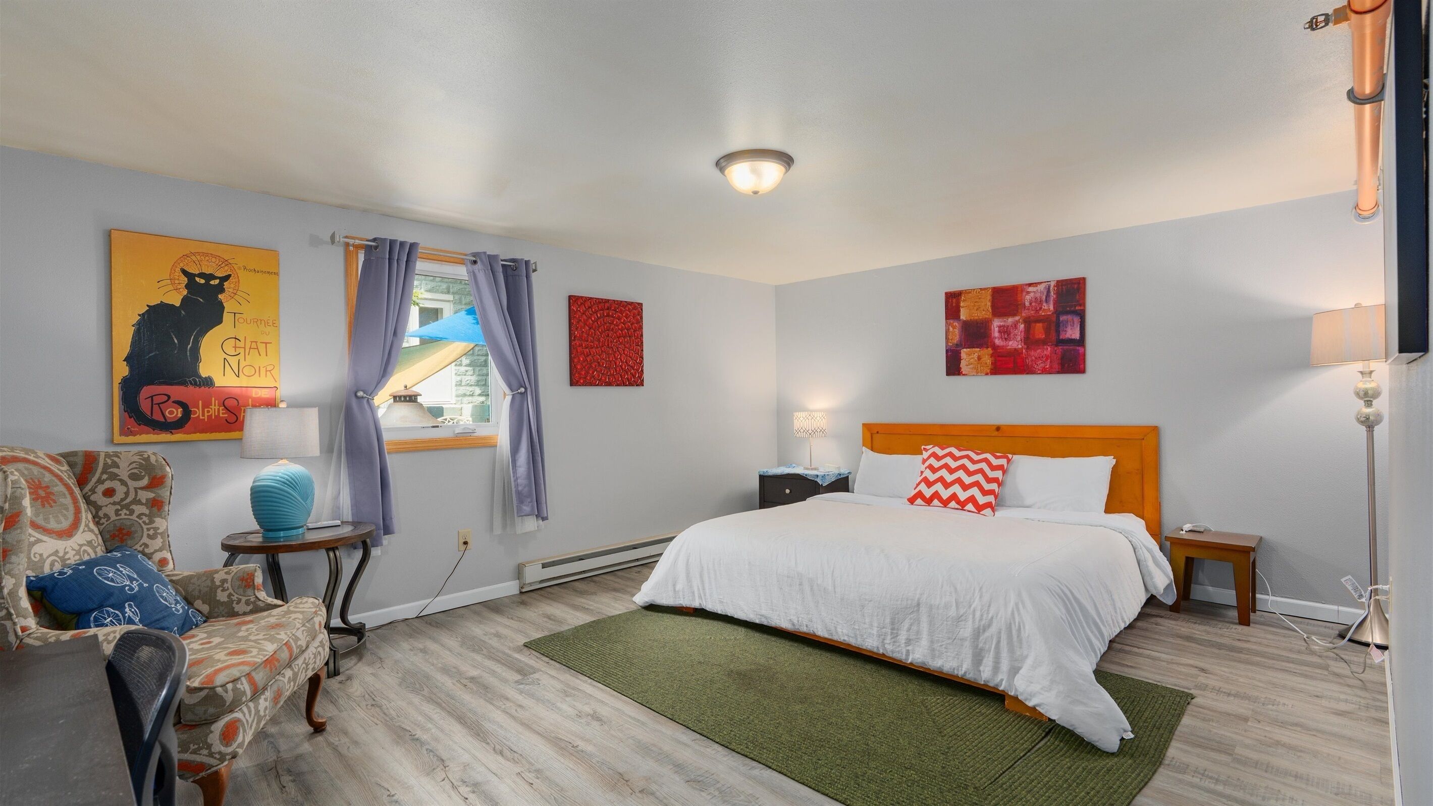 2 bedrooms, desk, iron/ironing board, travel crib