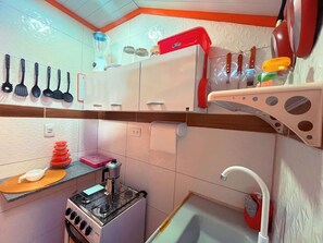 Oven, stovetop, coffee/tea maker, blender