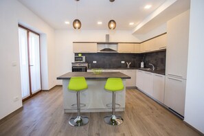 Kjøleskap, mikrobølgeovn, ovn og kokeplater