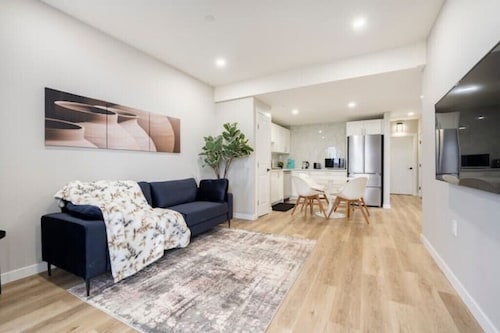 Beautiful 2BR walkout suite - Mins to YYC Airport
