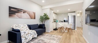 Beautiful 2BR walkout suite - Mins to YYC Airport