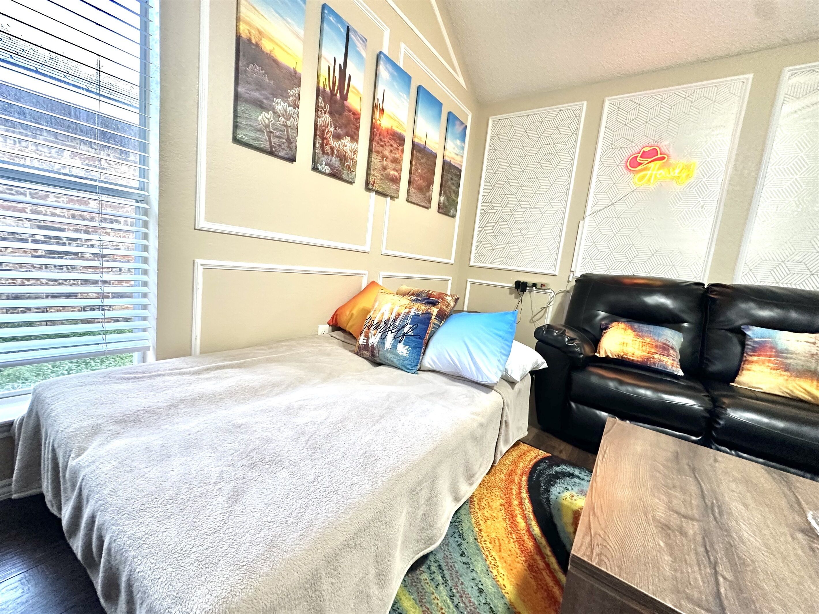 3 dormitorios, escritorio, tabla de planchar con plancha y cuna de viaje