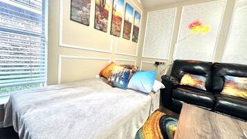 3 dormitorios, escritorio, tabla de planchar con plancha y cuna de viaje