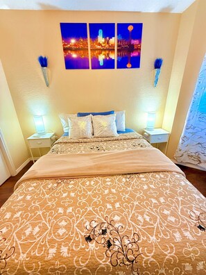 3 quartos, escrivaninha, ferros/tábuas de passar roupa, berço de viagem