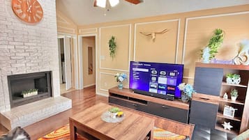 智能电视、壁炉、桌上足球