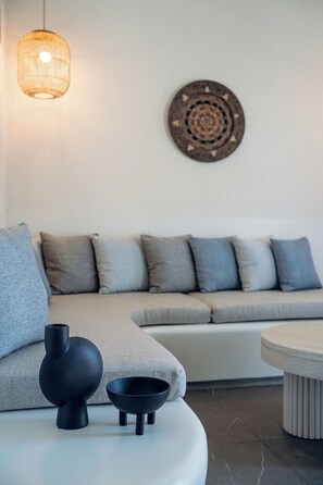 In-room safe, soundproofing, free WiFi, bed sheets -  Mr and Mrs White Paros Suites and more (Paros)
