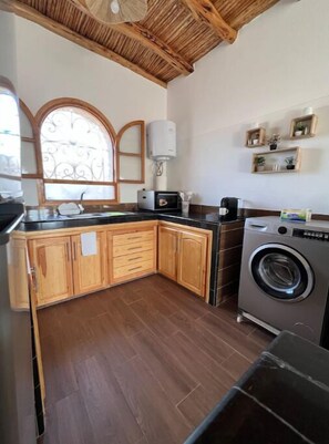 Fridge, oven, stovetop, coffee/tea maker