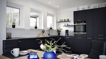 Een koelkast, een kookplaat, een vaatwasser