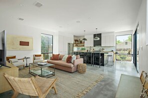 Smart TV, stereo, offices - Rooftop Deck, DT City Views, Modern Eastside Oasis (Austin)