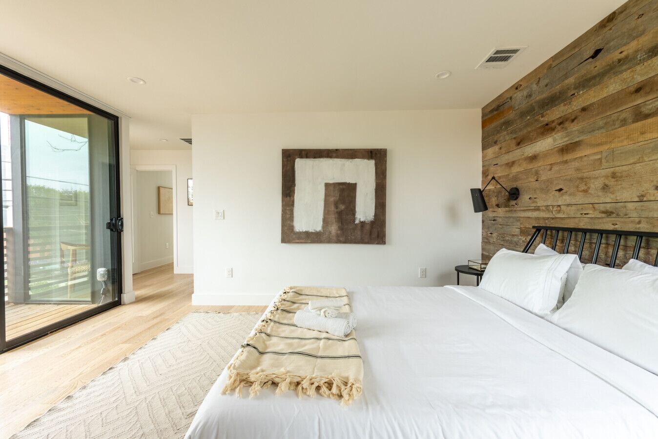 4 habitaciones, escritorio y tabla de planchar con plancha 