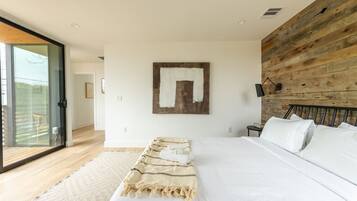 4 habitaciones, escritorio y tabla de planchar con plancha