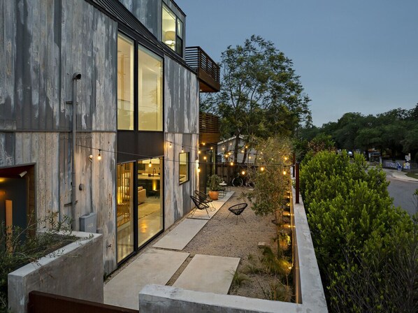 Terrace/patio - Rooftop Deck, DT City Views, Modern Eastside Oasis (Austin)