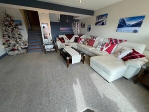 智能電視、壁爐、書籍、音響