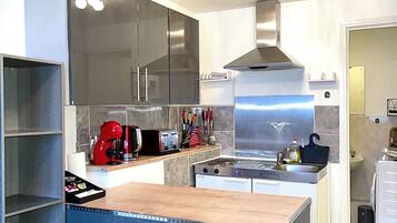 Coffee/tea maker, fridge, microwave, oven