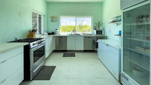 Eine moderne Küche mit Gasherd, Backofen, Mikrowelle und Kühlschrank.