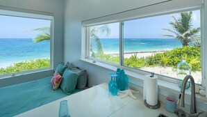 Una cocina moderna con amplios ventanales con vista al mar.