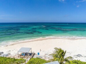 On the beach - Mika's Resort Casita #4 (Governor's Harbour)