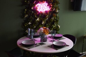 Dining - Urban Loft | City Centre | Great Location & Access (Portsmouth)