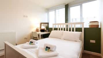 2 bedrooms, desk, WiFi, bed sheets