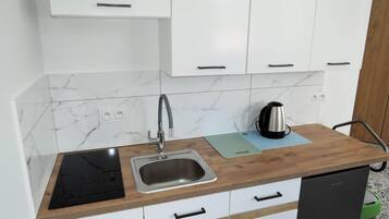 雪櫃、爐具、咖啡機/沖茶器、餐桌