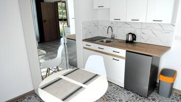 雪櫃、爐具、咖啡機/沖茶器、電熱水壺