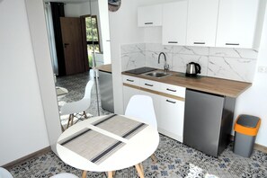 Kühlschrank, Herdplatte, Wasserkocher mit Kaffee-/Teezubehör