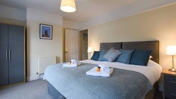3 bedrooms, desk, iron/ironing board, WiFi