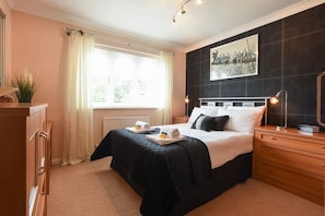 3 bedrooms, desk, iron/ironing board, WiFi - *New* Beautiful Meon Valley Family Home *Sleeps6* (Waltham Chase)