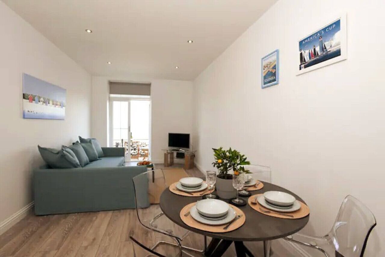 Stunning Beach Front Luxury Apt W/balcony Sleeps 6 - Portsmouth