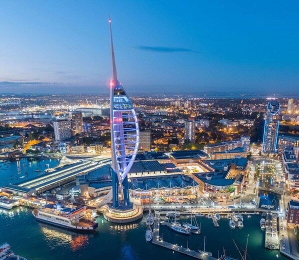 Marina - Stunning beach front luxury apt w/balcony Sleeps 6 (Portsmouth)