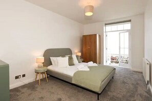 2 bedrooms, desk, iron/ironing board, WiFi - Stunning beach front luxury apt w/balcony Sleeps 6 (Portsmouth)