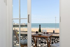 Interior - Stunning beach front luxury apt w/balcony Sleeps 6 (Portsmouth)