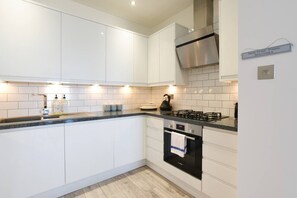Réfrigérateur, four à micro-ondes, un four, surface de cuisson