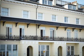 Exterior - Stunning beach front luxury apt w/balcony Sleeps 6 (Portsmouth)