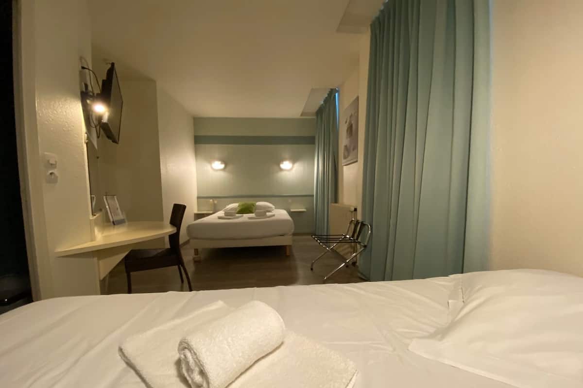 Standaard driepersoonskamer | Een bureau, gratis wifi, beddengoed