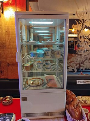 Tägliches Frühstücksbuffet gegen Gebühr