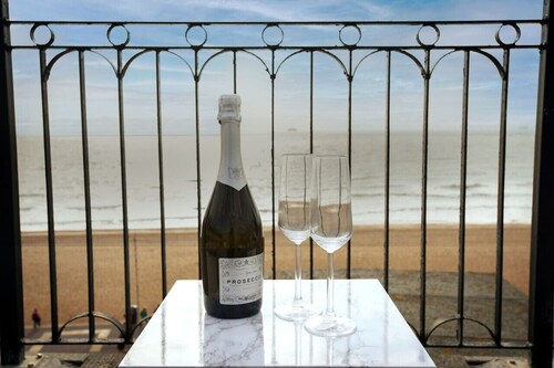 Private roof terrace * Parking * 2bed Seafront apt