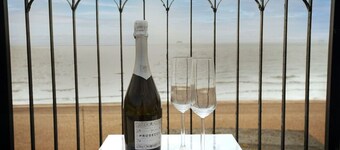 Private roof terrace * Parking * 2bed Seafront apt