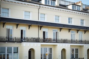 Exterior - Private roof terrace * Parking * 2bed Seafront apt (Portsmouth)