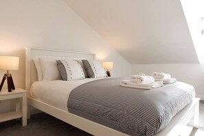 2 bedrooms, WiFi, bed sheets - Private roof terrace * Parking * 2bed Seafront apt (Portsmouth)