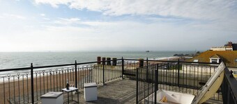 Private roof terrace * Parking * 2bed Seafront apt