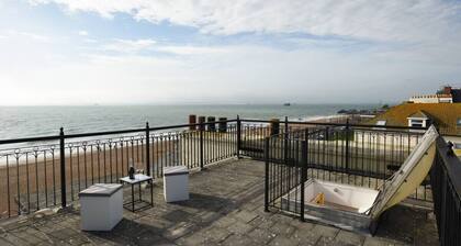 Private roof terrace * Parking * 2bed Seafront apt