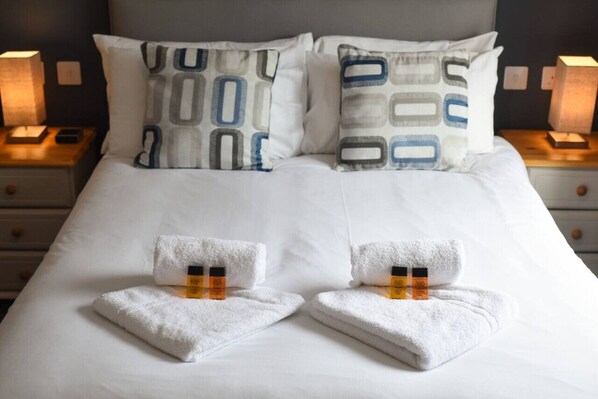 2 chambres, fer et planche à repasser, Wi-Fi, draps fournis